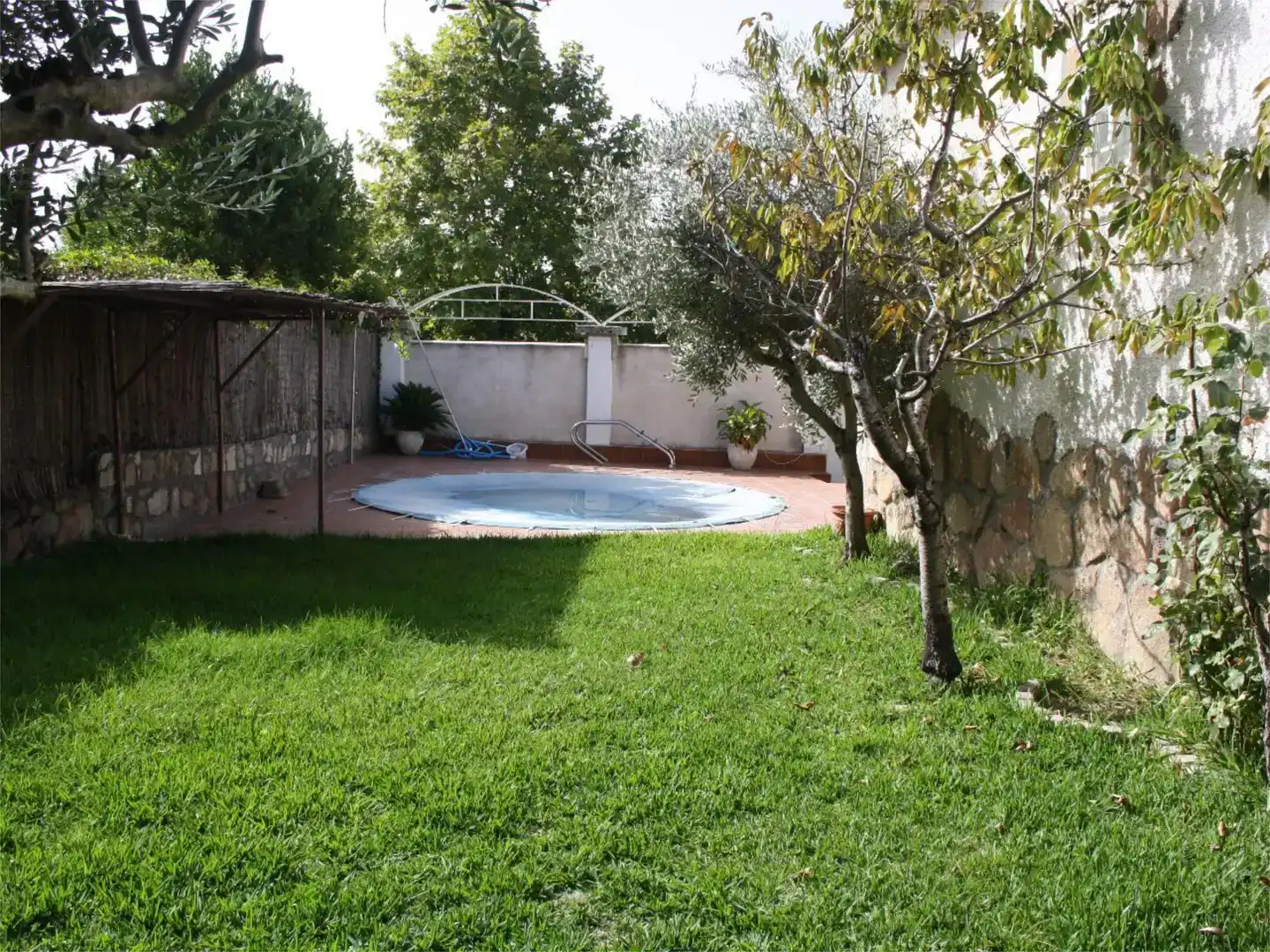 Piscina de Casa o xalet en venda en La Adrada  amb Aire condicionat, Piscina i Balcó
