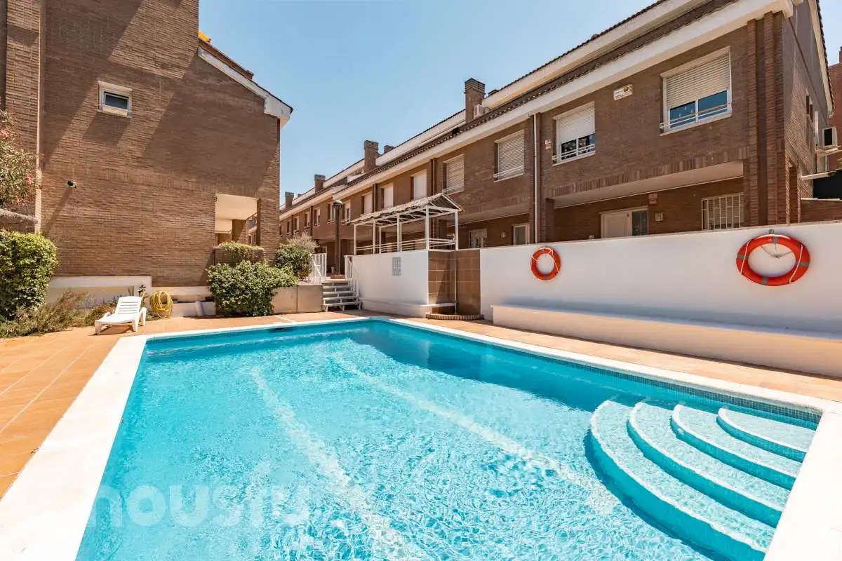 Vista exterior de Casa o chalet en venta en Sant Cugat del Vallès con Calefacción, Jardín privado y Parquet