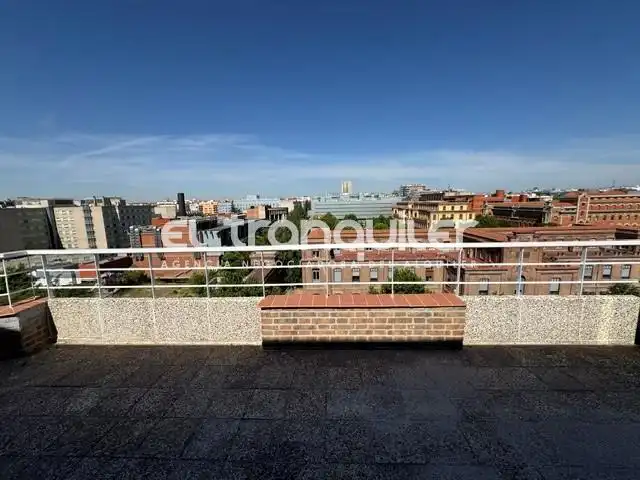Vista exterior de Àtic de lloguer en Madrid amb Aire condicionat, Parquet i Terrassa
