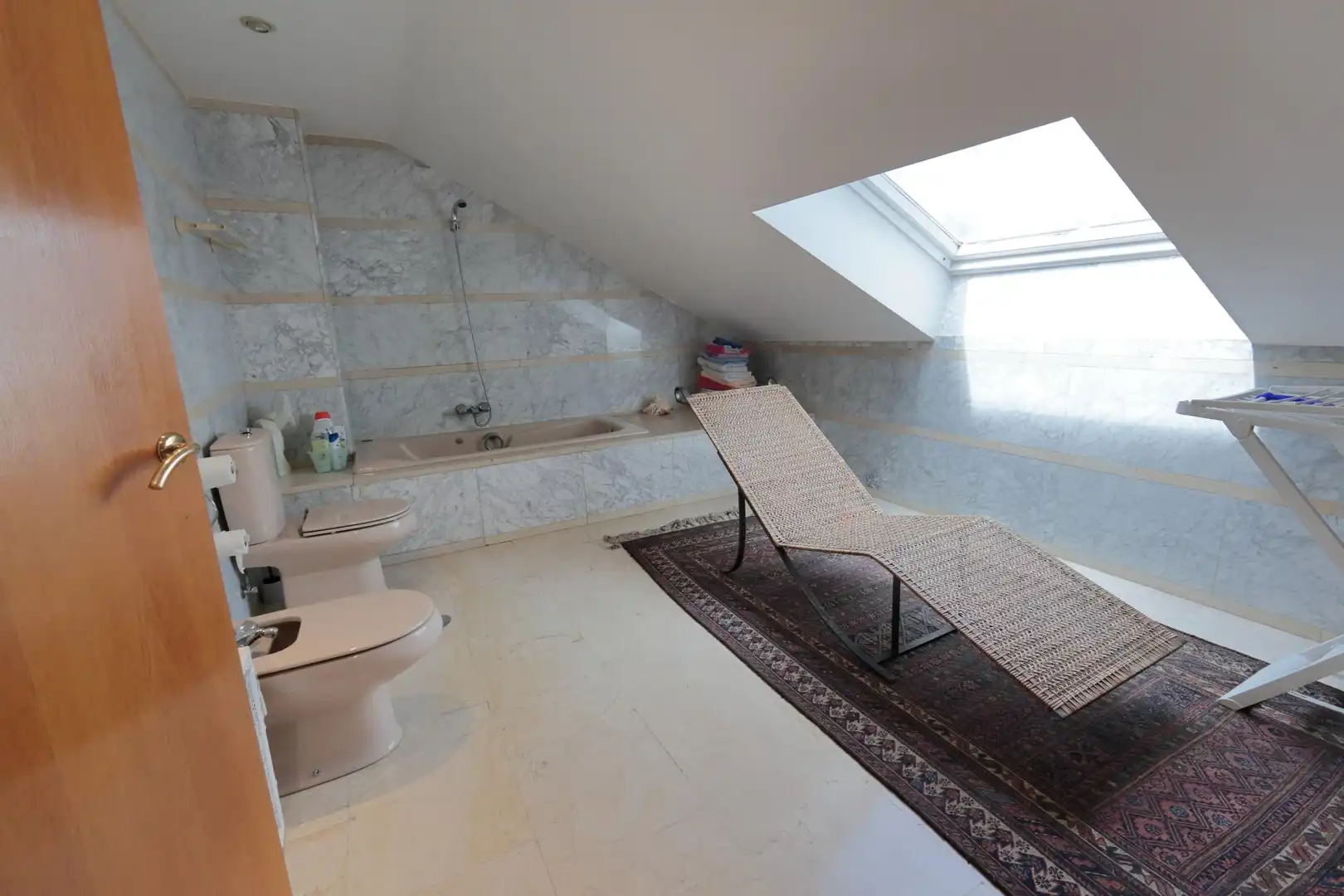 Badezimmer von Dachboden zum Verkauf in Bembibre mit Heizung und Balkon