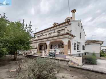 Chalet con balcón en venta en Calle de la Camelia