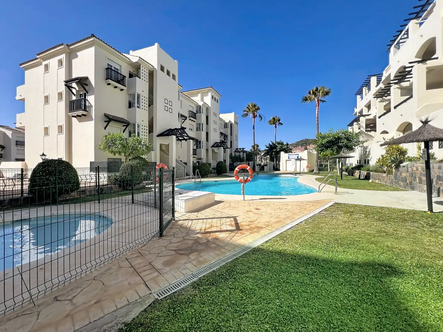 Piscina de Apartament en venda en Manilva amb Aire condicionat, Terrassa i Traster
