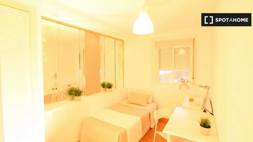 Bedroom of Flat for rent in Madrid  with Air Conditioner, Heating and Furnished
