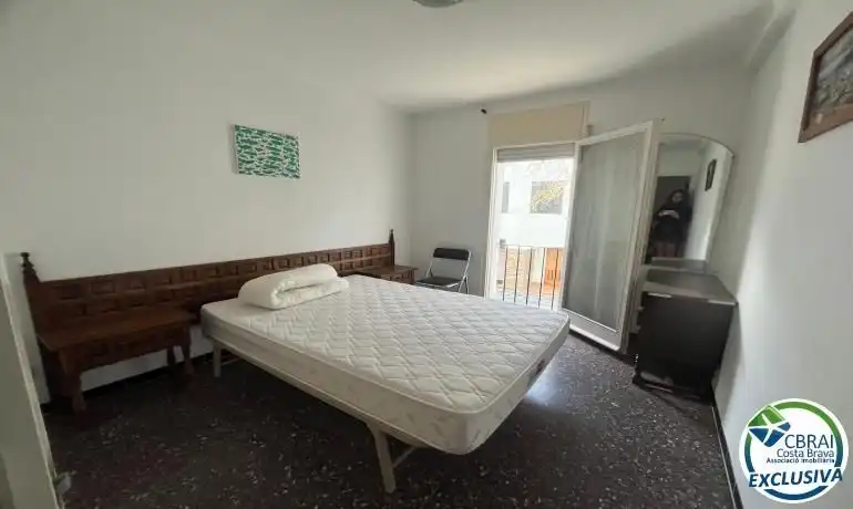 Dormitori de Apartament en venda en Cadaqués amb Moblat