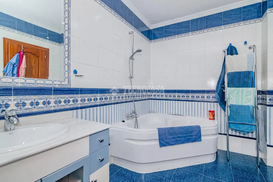 Bany de Casa o xalet en venda en Lucena amb Aire condicionat, Jardí privat i Moblat