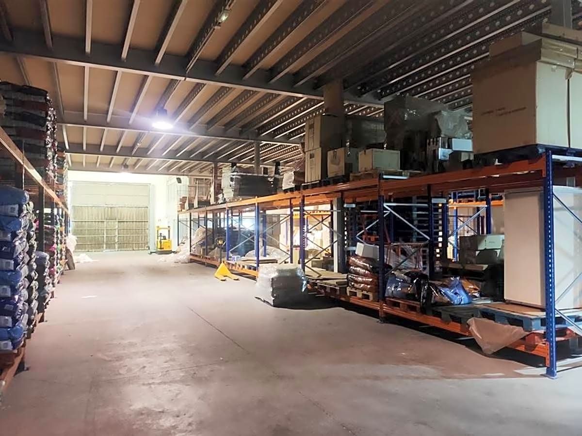 Fabrikhallen zum Verkauf in Los Corrales de Buelna 