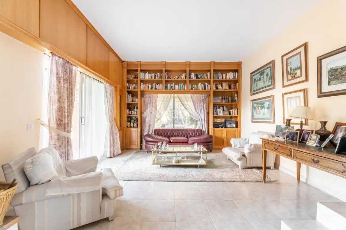 Wohnzimmer von Haus oder Chalet zum Verkauf in Torrelodones mit Heizung, Privatgarten und Terrasse