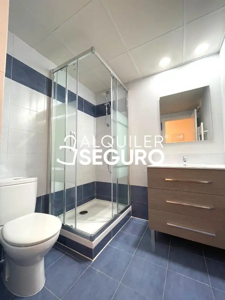 Baño de Piso de alquiler en Madrid con Aire acondicionado, Calefacción y Trastero