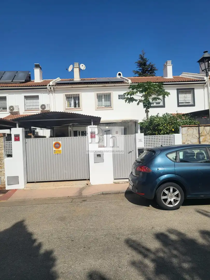 Vista exterior de Casa adosada en venta en Alhaurín de la Torre