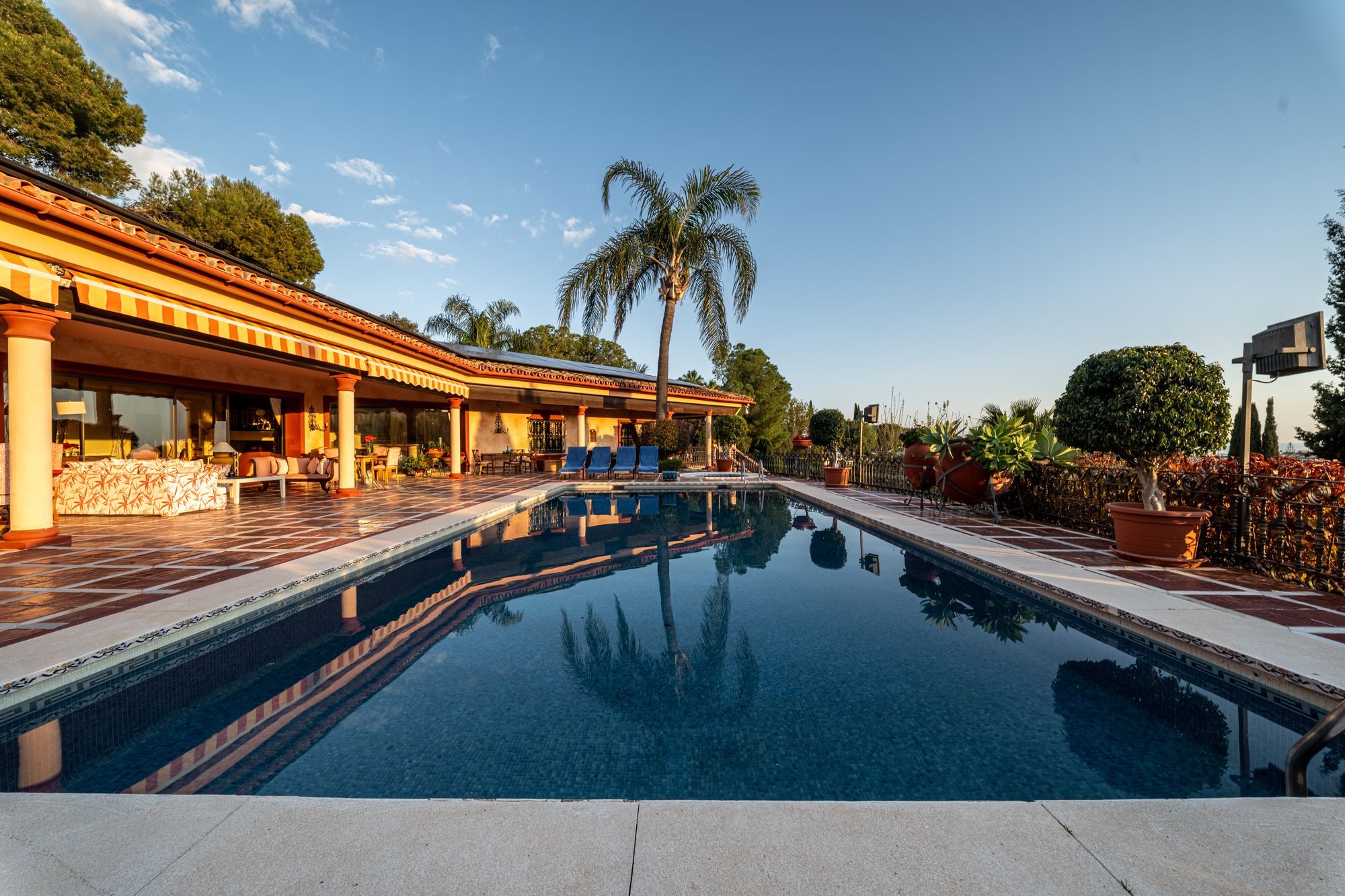 Schwimmbecken von Country house zum Verkauf in Benahavís mit Terrasse