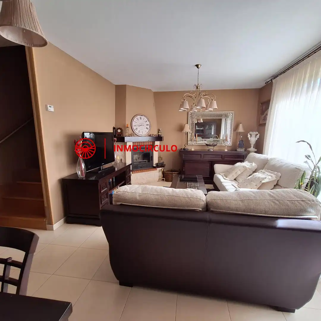 Sala d'estar de Casa adosada en venda en Burgos amb Jardí privat, Terrassa i Traster