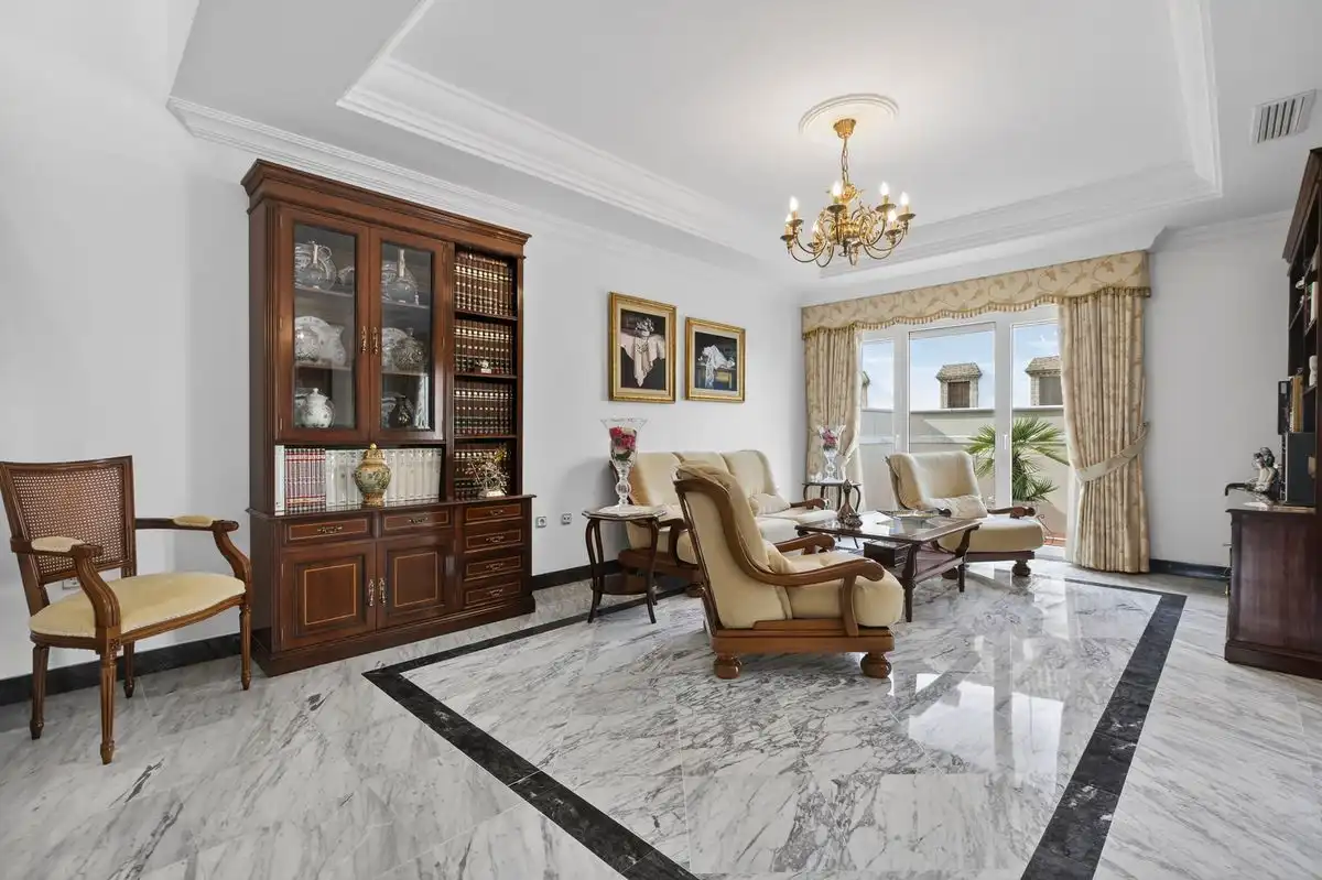 Sala d'estar de Casa adosada en venda en Santiponce amb Aire condicionat, Calefacció i Jardí privat