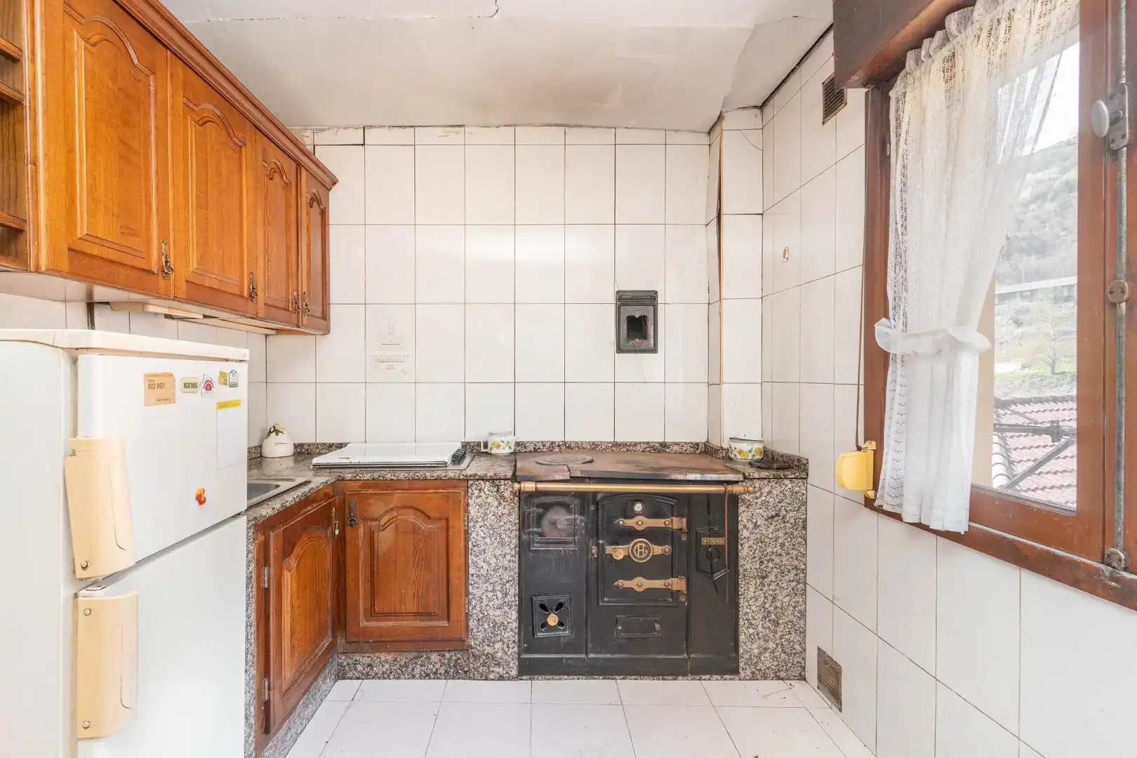 Cuina de Casa o xalet en venda en Cangas del Narcea amb Calefacció, Jardí privat i Terrassa