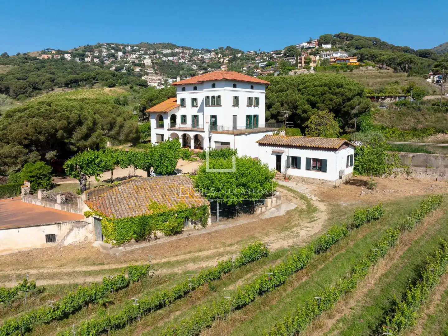 Vista exterior de Finca rústica en venda en Alella amb Jardí privat, Terrassa i Traster