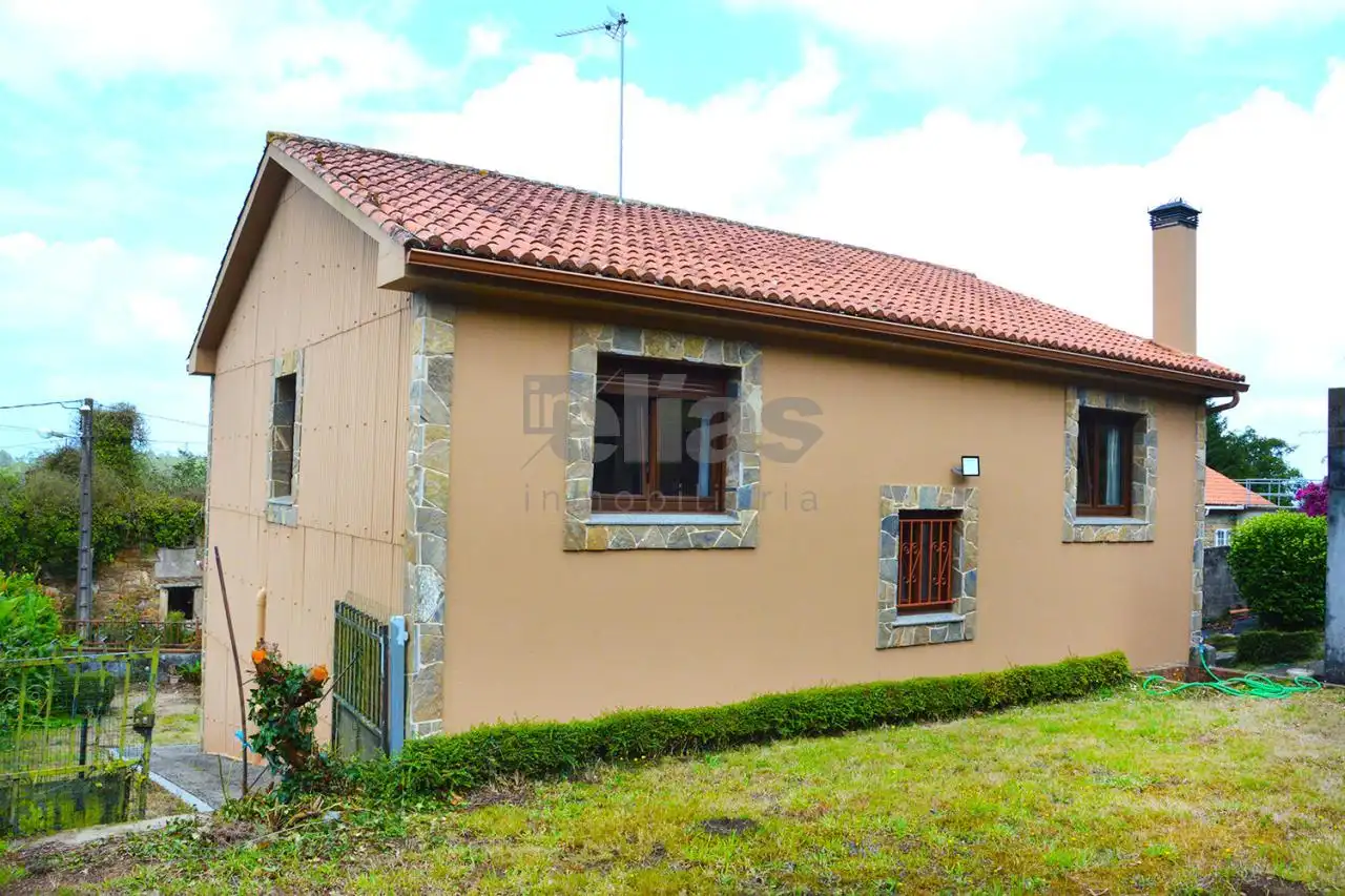Vista exterior de Casa o xalet en venda en Zas amb Calefacció, Jardí privat i Traster