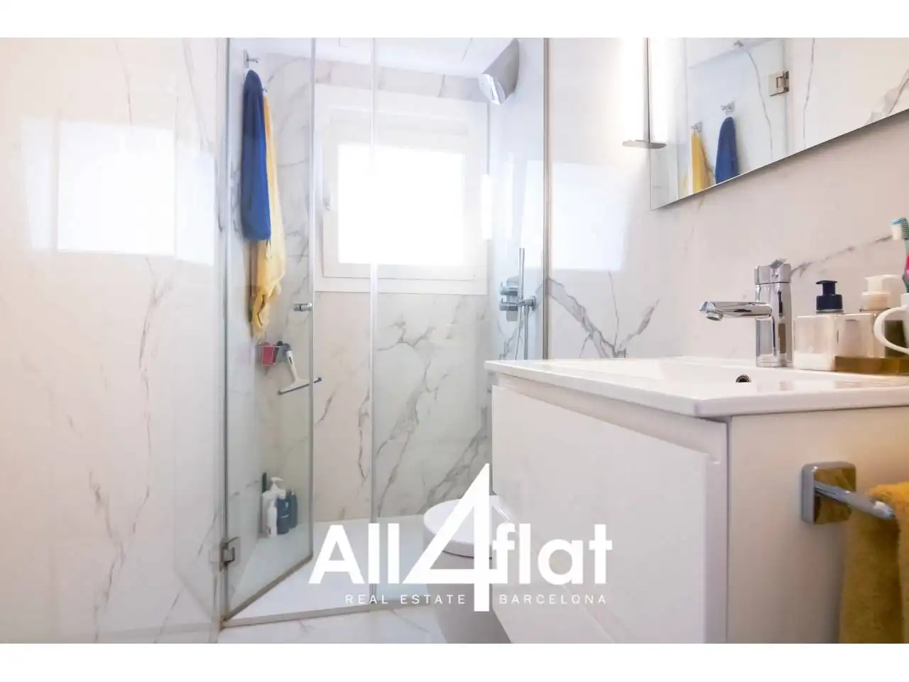Bathroom of Attic for rent in Barcelona  with Air Conditioner, Heating and Parquet flooring