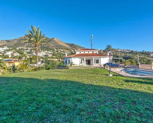 Vista exterior de Casa o xalet en venda en Benalmádena amb Aire condicionat, Jardí privat i Terrassa