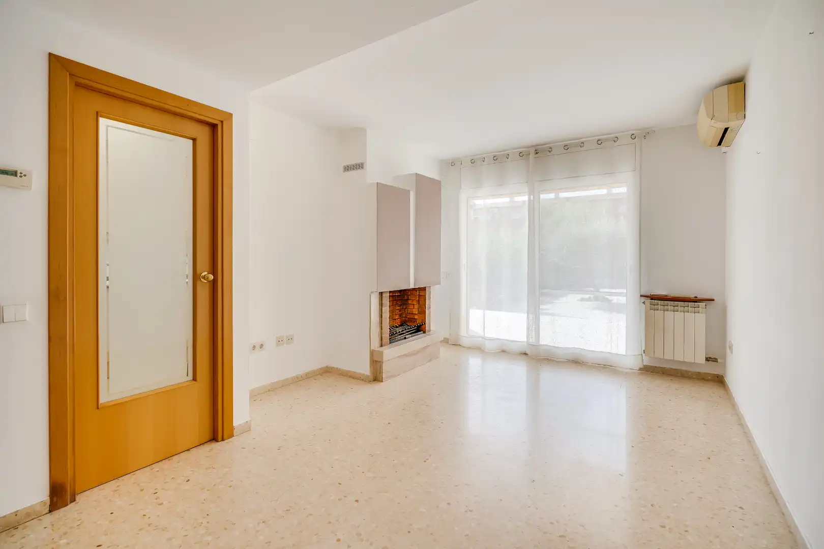 Sala d'estar de Casa adosada en venda en Castellar del Vallès amb Aire condicionat, Calefacció i Jardí privat