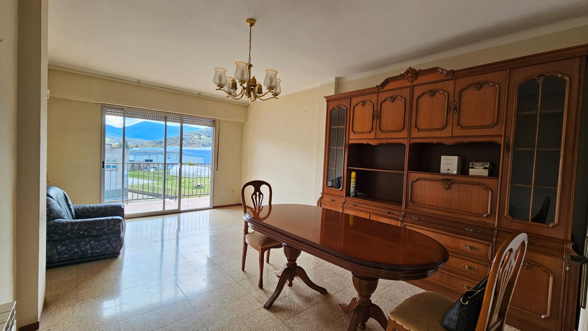 Comedor de Piso en venta en Sant Joan Les Fonts con Balcón