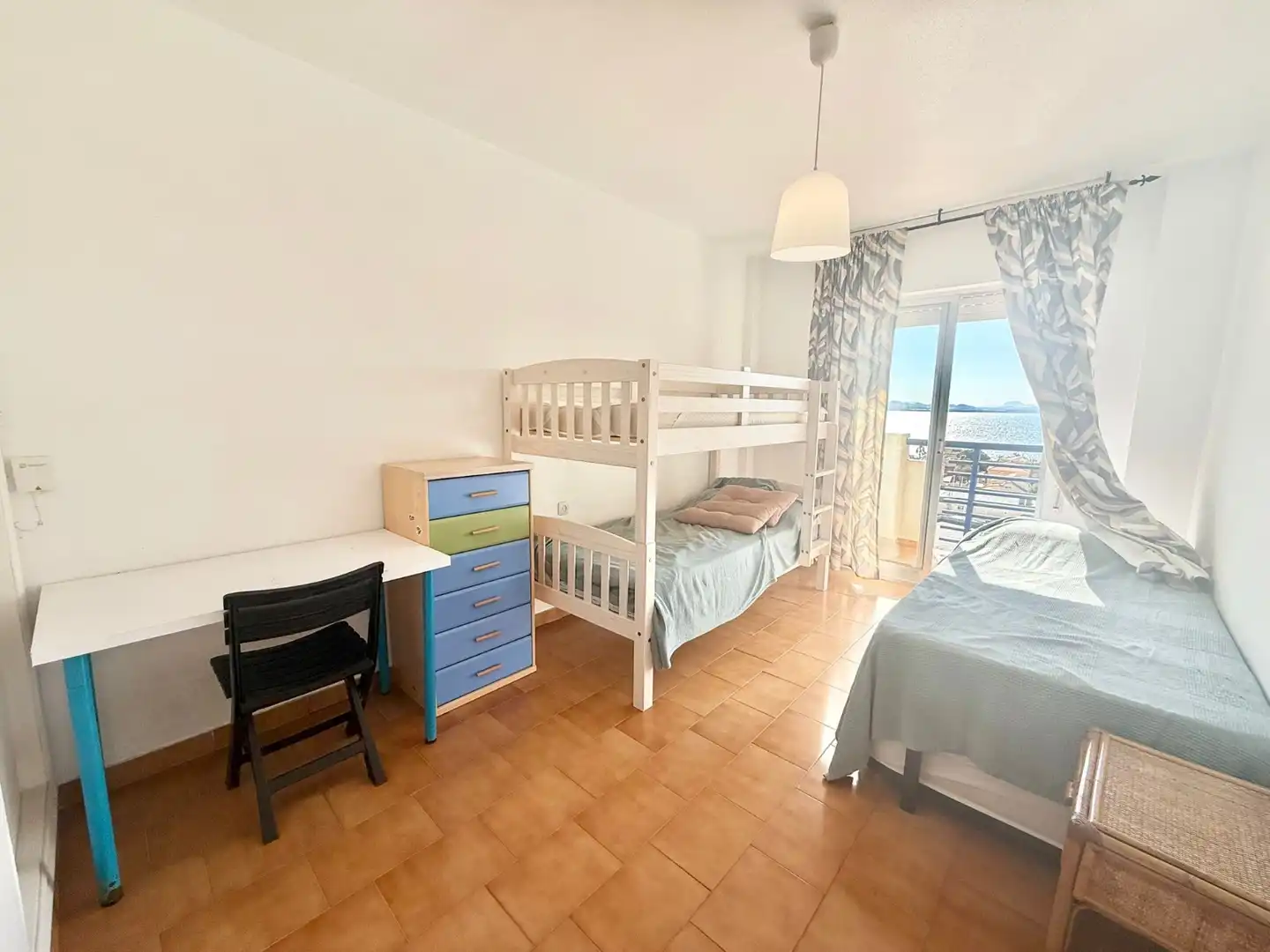 Dormitori de Apartament de lloguer en La Manga del Mar Menor amb Calefacció, Terrassa i Piscina