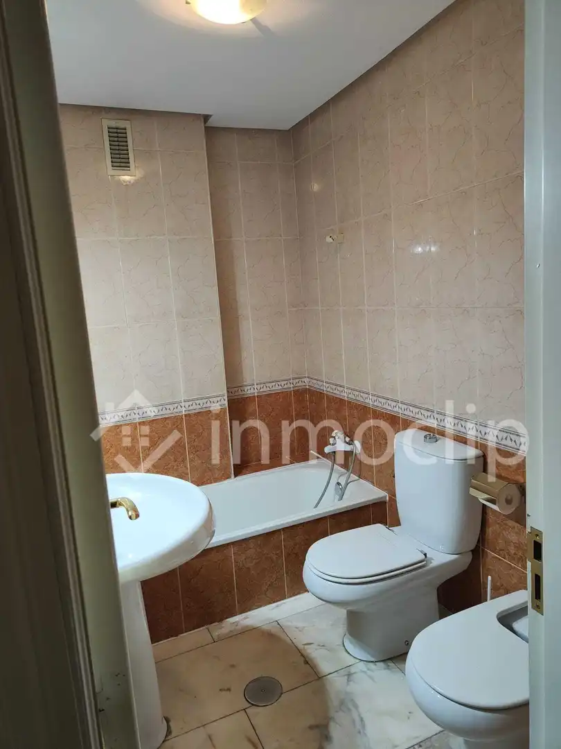 Bathroom of Flat for rent in Salamanca  with Heating and Furnished