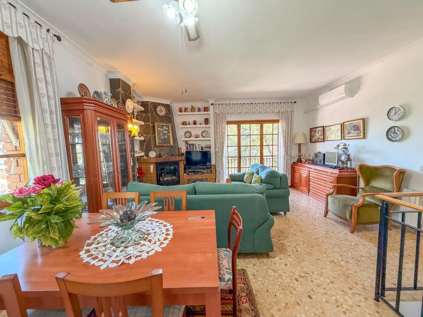 Sala d'estar de Casa o xalet en venda en Castellví de Rosanes amb Aire condicionat, Calefacció i Jardí privat