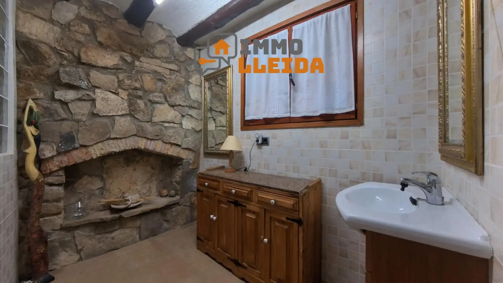 Casa adosada en venda en Montoliu de Segarra amb Moblat