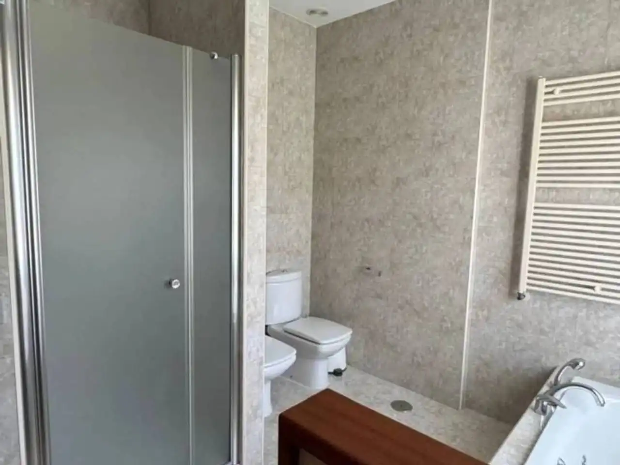 Badezimmer von Haus oder Chalet zum Verkauf in Plasencia mit Klimaanlage und Terrasse