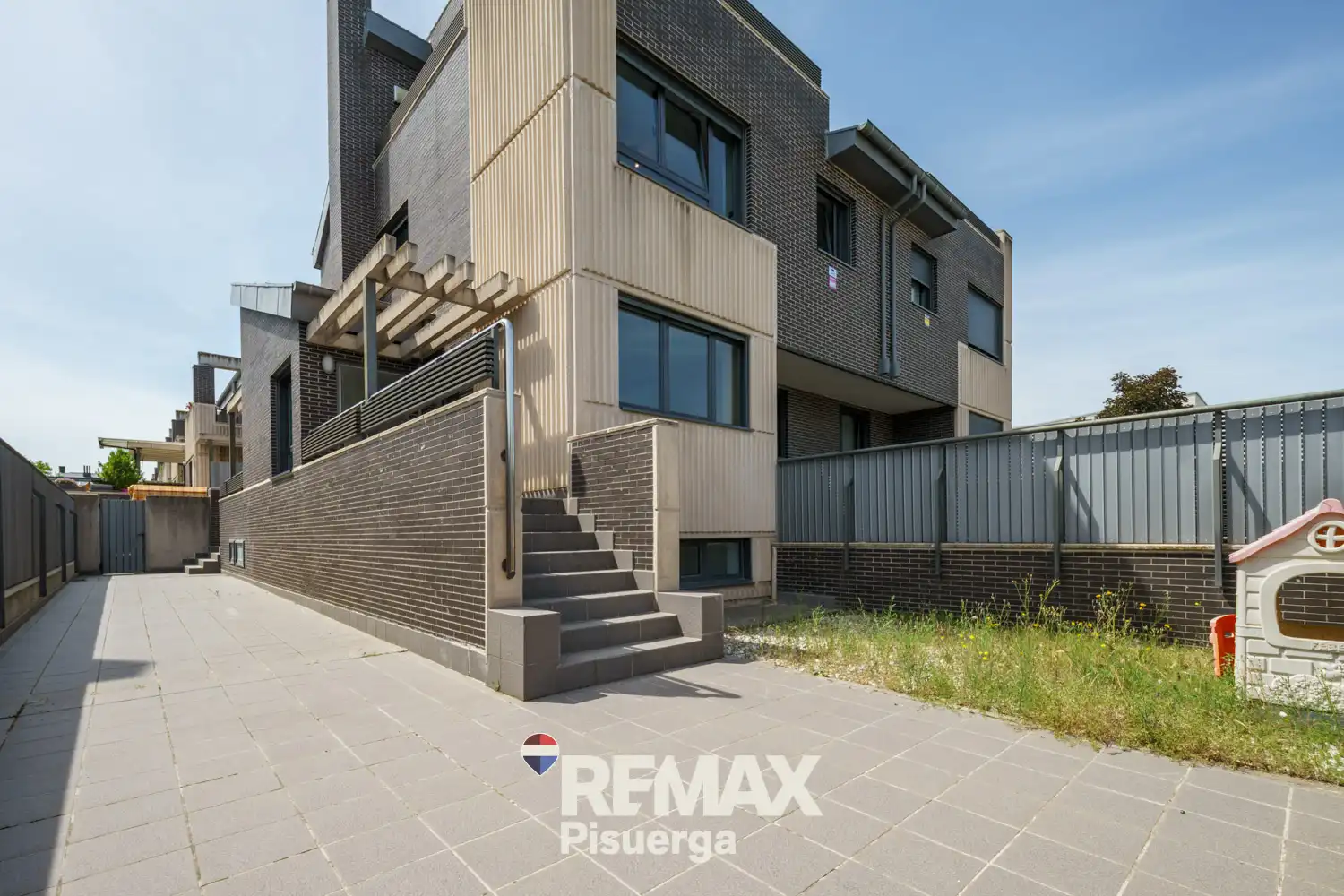Vista exterior de Casa o xalet en venda en Valladolid amb Aire condicionat, Calefacció i Jardí privat