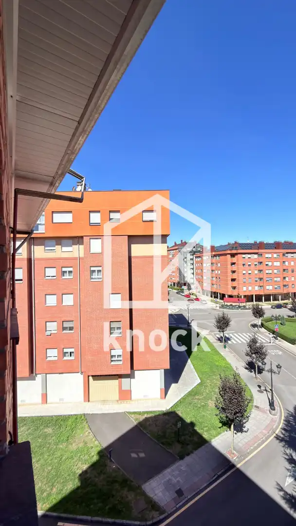 Vista exterior de Pis en venda en Oviedo  amb Calefacció, Traster i Balcó