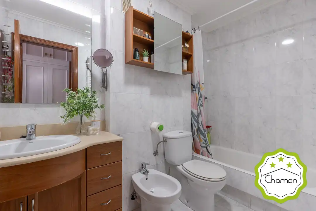 Badezimmer von Wohnung zum Verkauf in Bilbao  mit Heizung, Privatgarten und Abstellraum