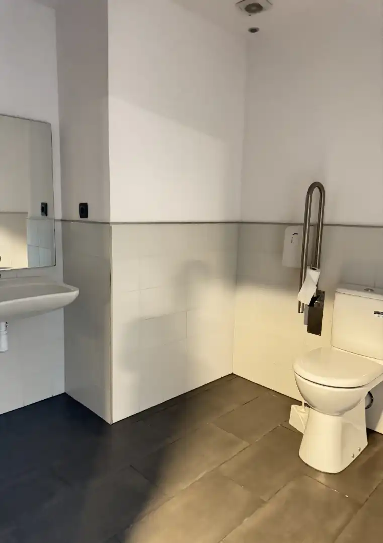 Badezimmer von Geschaftsraum zur Miete in Castrillón mit Internet