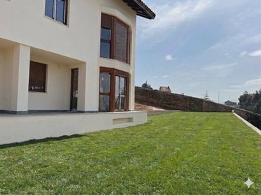 Bajo de obra nueva con jardín en venta en Calle del Marqués de Comillas 3