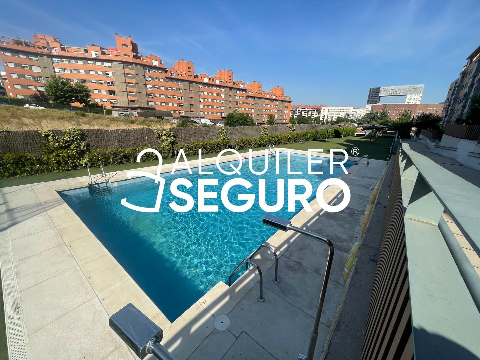 Swimming pool of Flat to rent in  Madrid Capital  with Air Conditioner, Heating and Storage room
