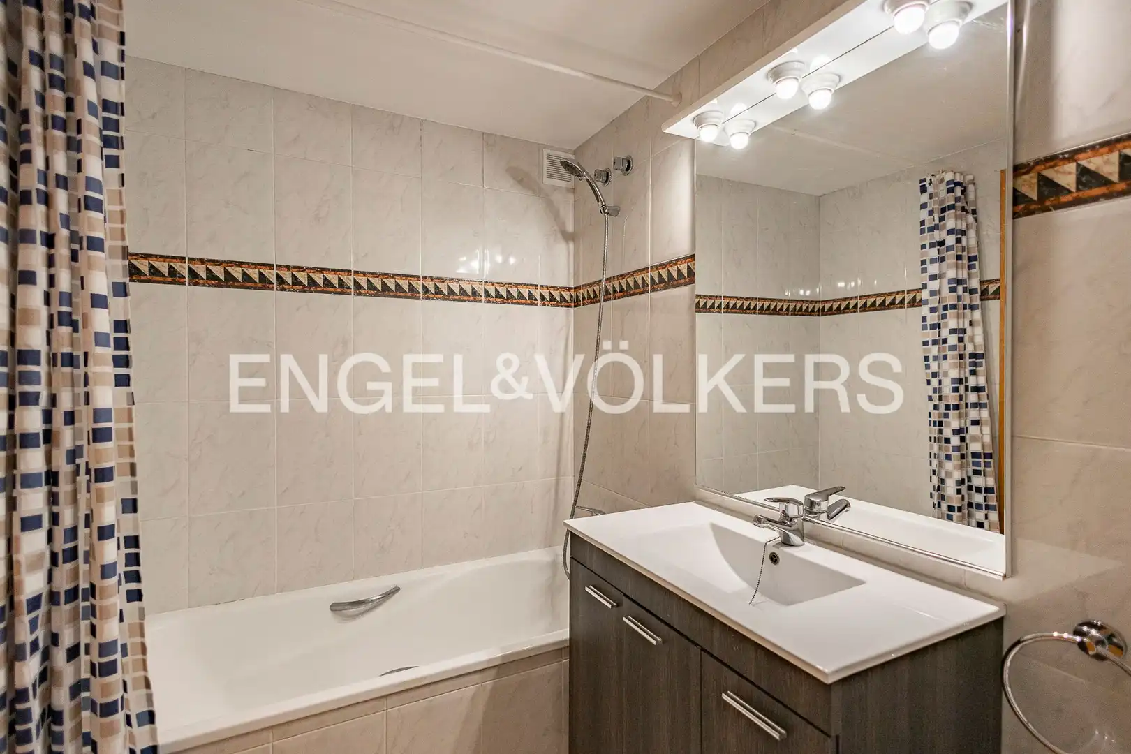 Bathroom of Flat for sale in Sant Joan Despí  with Air Conditioner, Heating and Terrace