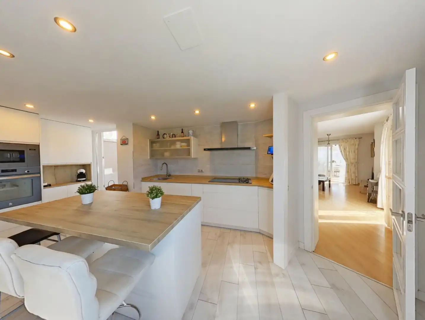Küche von Wohnung zum Verkauf in Málaga mit Klimaanlage, Privatgarten und Terrasse