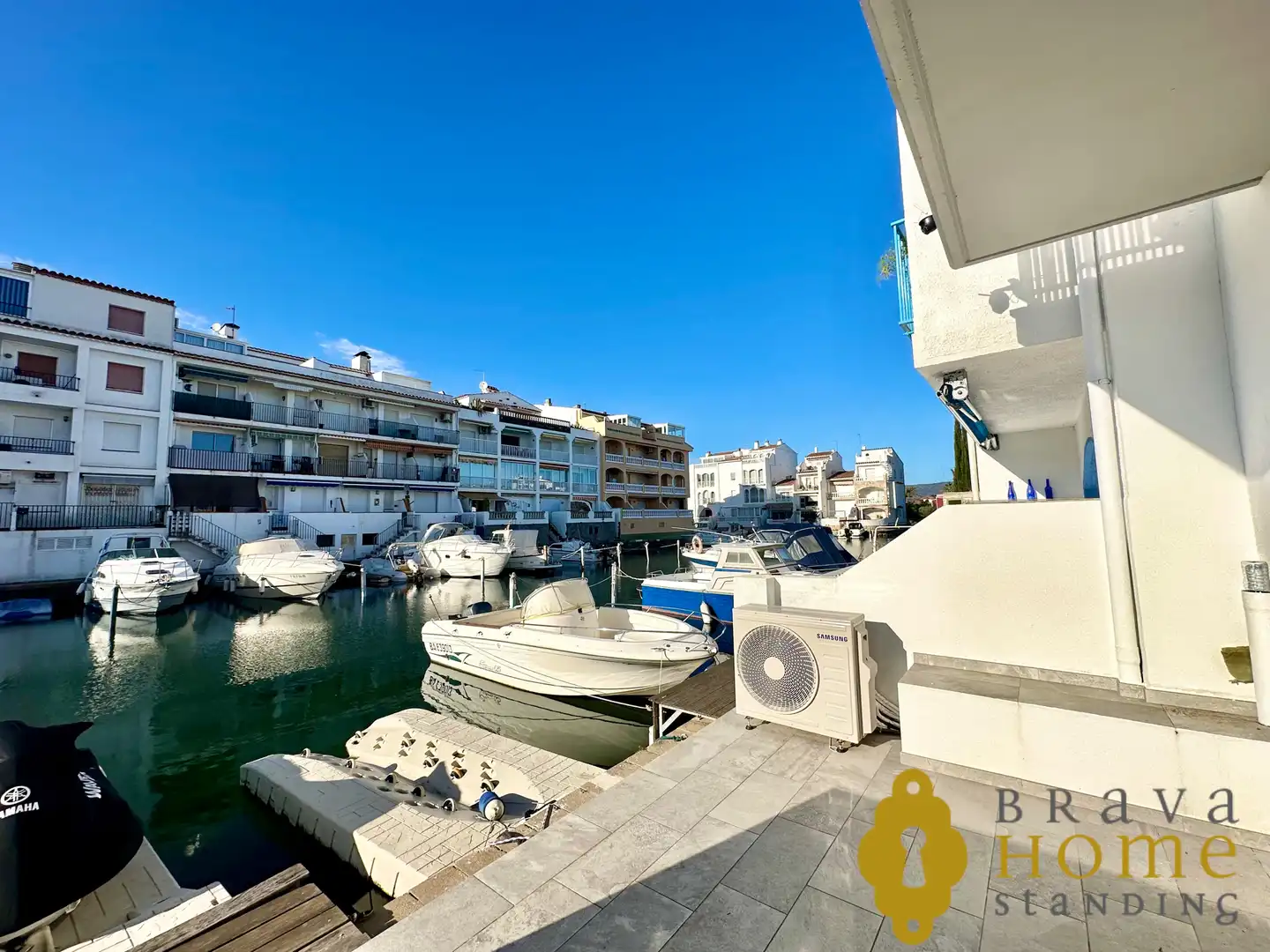 Vista exterior de Casa adosada en venda en Empuriabrava amb Aire condicionat, Calefacció i Terrassa