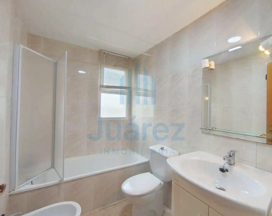 Baño de Piso en venta en Alicante / Alacant con Aire acondicionado, Calefacción y Terraza