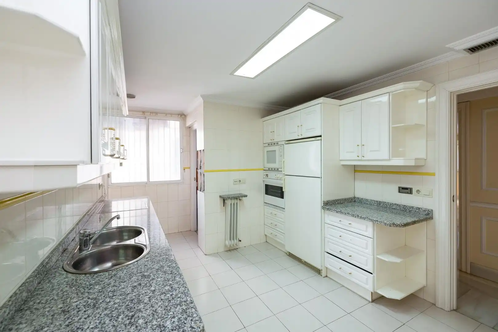 Kitchen of Flat for sale in Granada