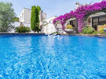 House with balcony for sale in Peni