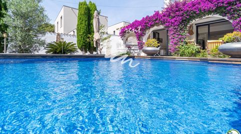 PENÍ Espectacular casa reformada con piscina en Empuriabrava