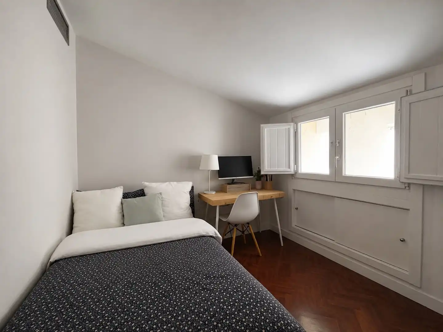 Schlafzimmer von Wohnungen zur Miete in Madrid mit Klimaanlage, Heizung und Möbliert