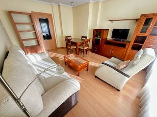 Sala d'estar de Apartament en venda en León Capital  amb Calefacció, Terrassa i Traster
