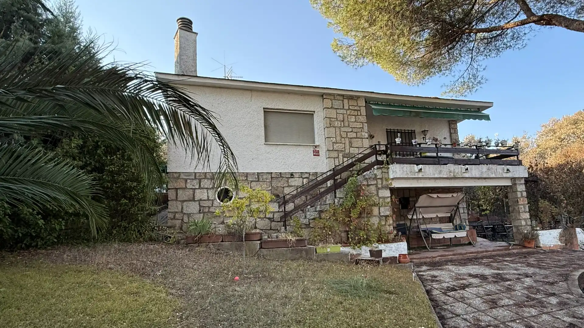 Vista exterior de Casa o xalet en venda en Villa del Prado amb Aire condicionat, Calefacció i Jardí privat