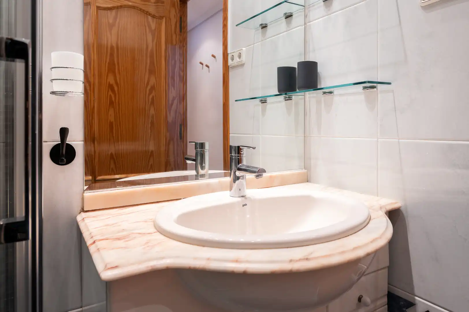 Bathroom of Flat for rent in Madrid  with Air Conditioner, Heating and Parquet flooring