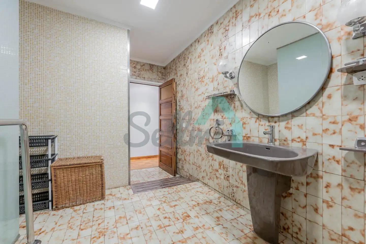 Bathroom of Flat for share in Oviedo   with Heating, Parquet flooring and Furnished