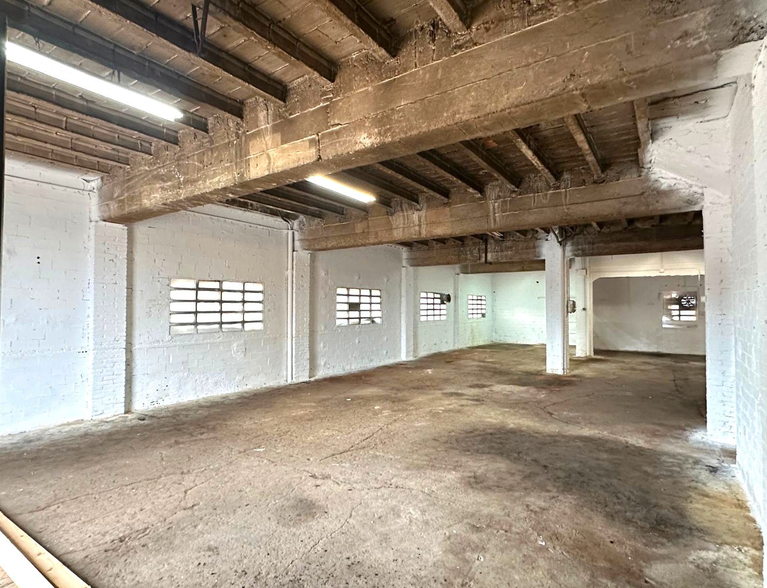 Industrial buildings to rent in Tona