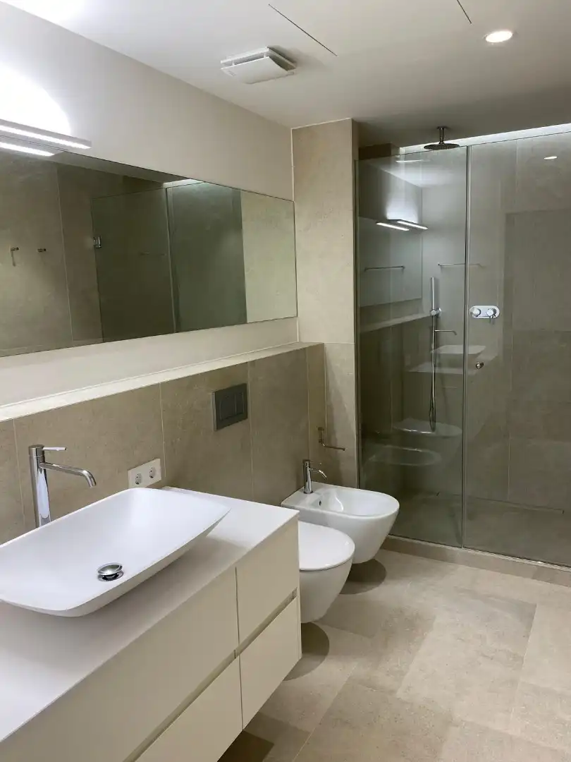Badezimmer von Wohnung zur Miete in Barcelona mit Klimaanlage, Heizung und Parkett