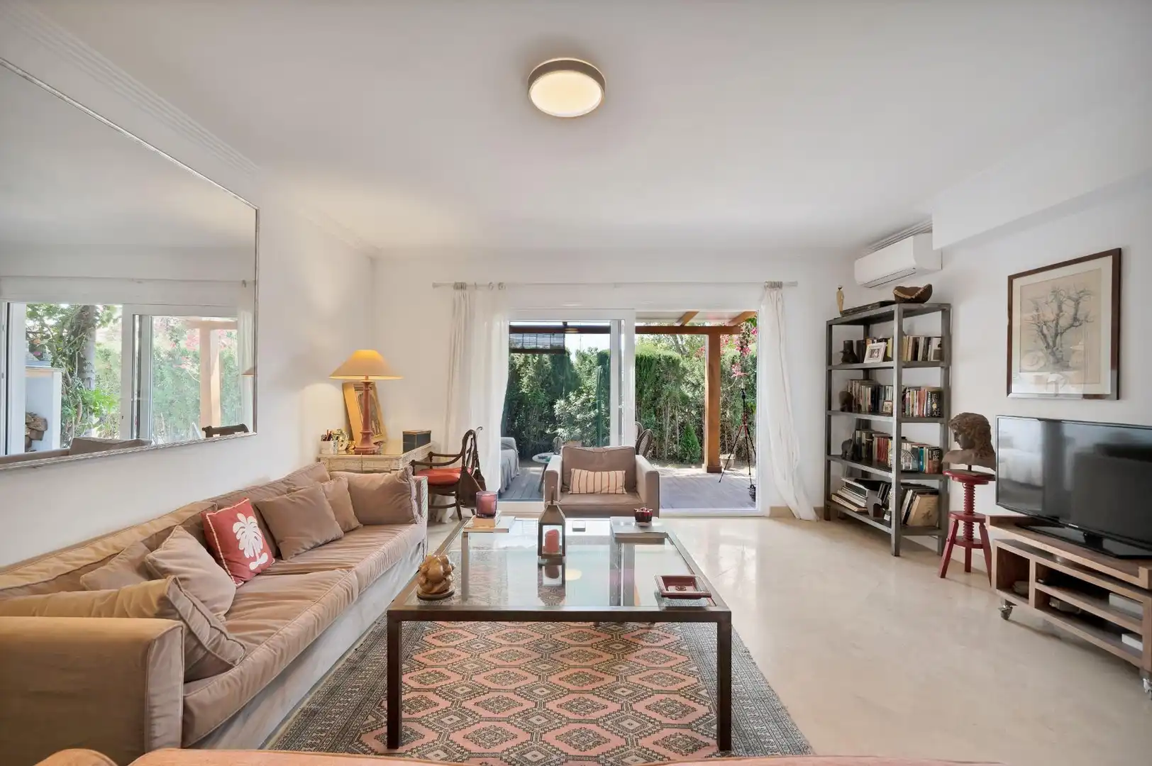 Sala de estar de Casa adosada en venta en Marbella con Aire acondicionado, Terraza y Trastero