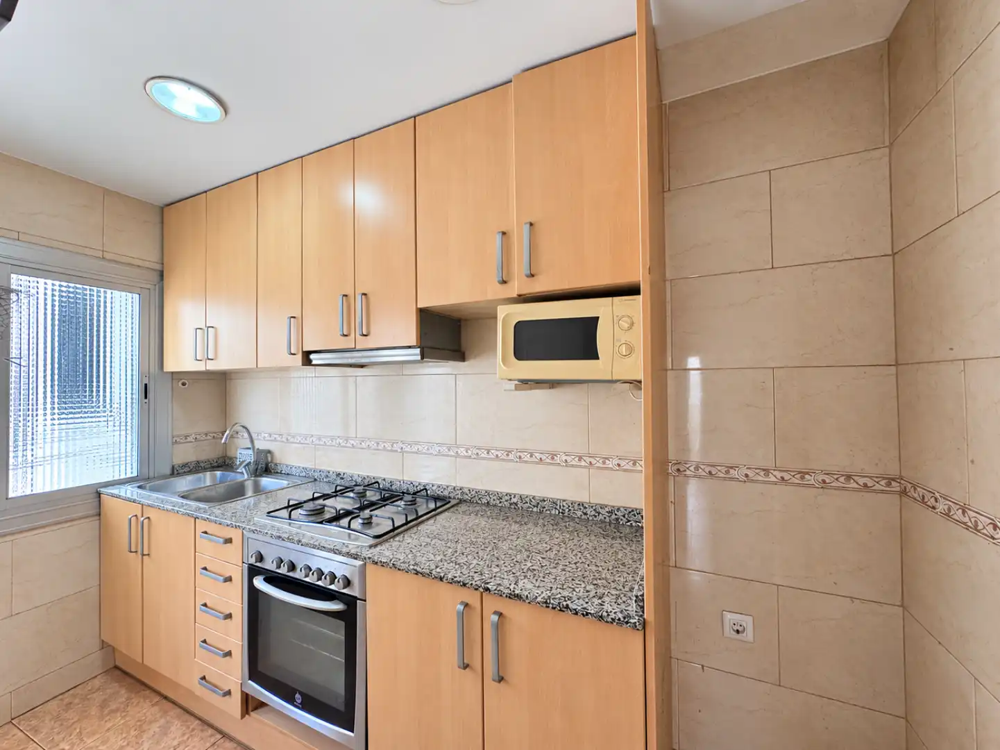 Küche von Wohnung zum Verkauf in Cerdanyola del Vallès mit Privatgarten und Balkon